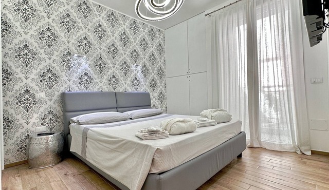 Elegant renovated apartment in the center of town, a few steps from the beach