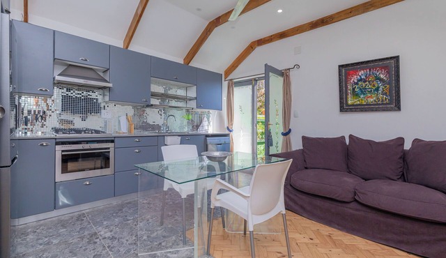 Elegant Urban Chic - Central - Self-contained