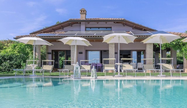 Elegant Villa with pool with whirlpool area, located in San Costanzo, only 5 km from the sea