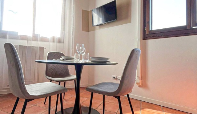 Elegante Appartamento con Parcheggio Vicino All'aeroporto e al Centro di Bologna