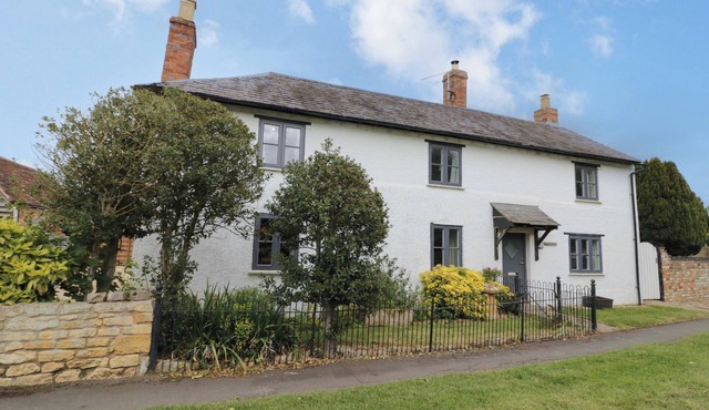 ELMHURST COTTAGE, pet friendly, with open fire in Chipping Campden