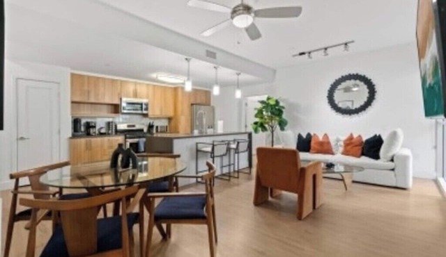 Emerald Garden' Upscale & Serene Retreat Walk to Beach Pool Gym Jacuzzi