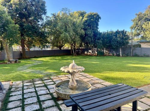 Entire Home for 6 Guests with Braai Area and Jacuzzi