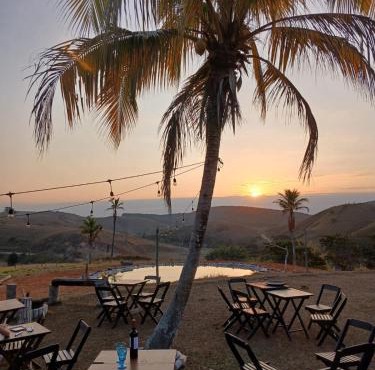 Espaço fazendinha por do Sol da piscina