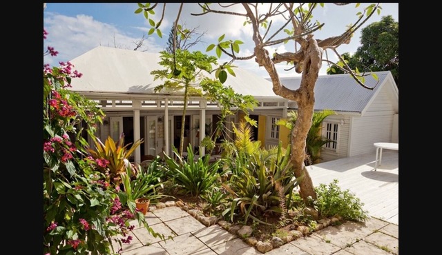 EXCEPTIONAL 18TH CENTURY GUEST HOUSE PLUS DETACHED QUEEN QUARTERS
