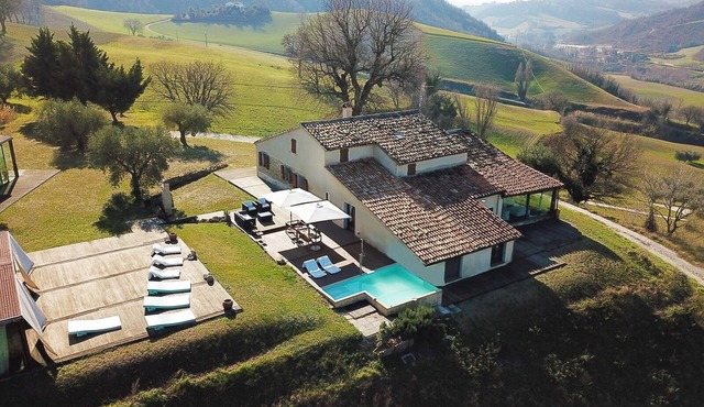 Exclusive farmhouse in the hills of Urbino. Ideal for 8 people. Overview.