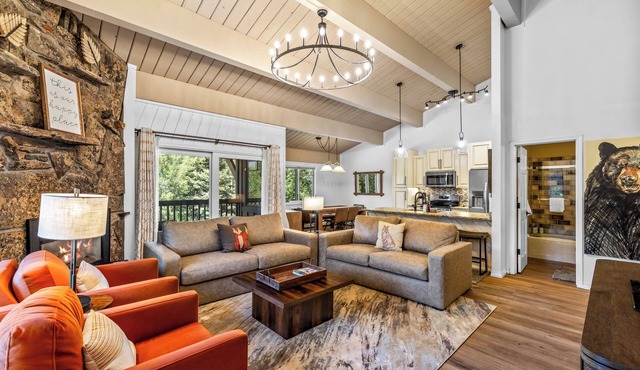 Expansive Condo! Walk to the Slopes! Winter Shuttle! Heated Pool & Hot Tub!