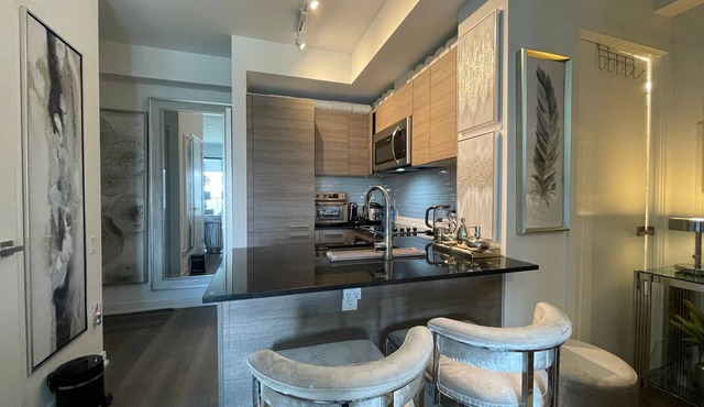 Exquisite Retreat: Luxury Living with Seamless Subway Access, Steps to Yorkville