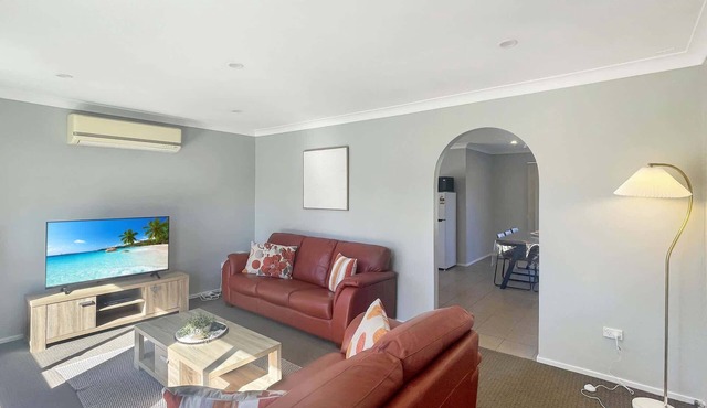 Family 3-Bed Retreat Near Batehaven Beach
