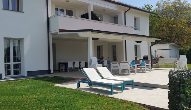 Family apartment: sleeps 6, Use of garden, sunbeds and swimming pool.