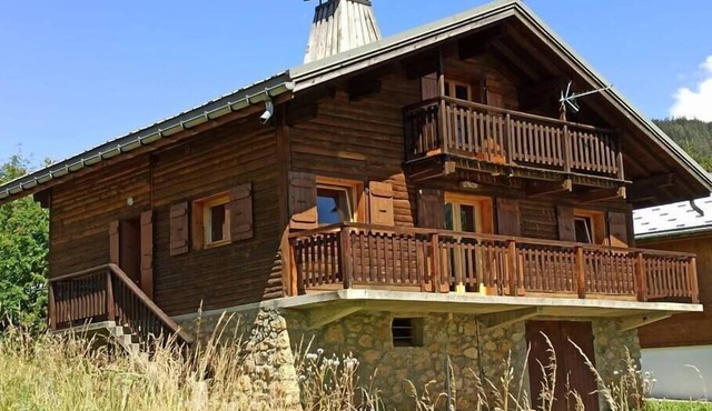 FAMILY CHALET AT THE FOOT OF THE SLOPES AND SHOPS