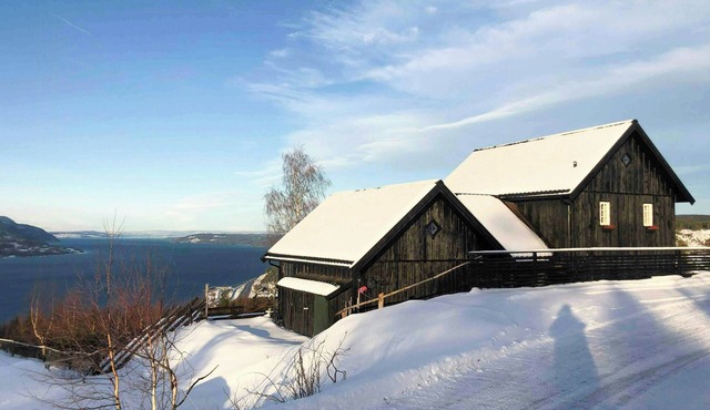 Family estate with lake view near Oslo