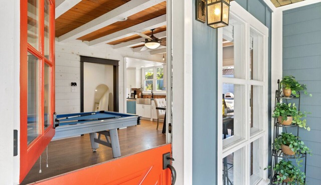 Family Farmhouse, Hot Tub, Putting Green, Pool Table, Kids Barn, Fireplace,Bistro Lights