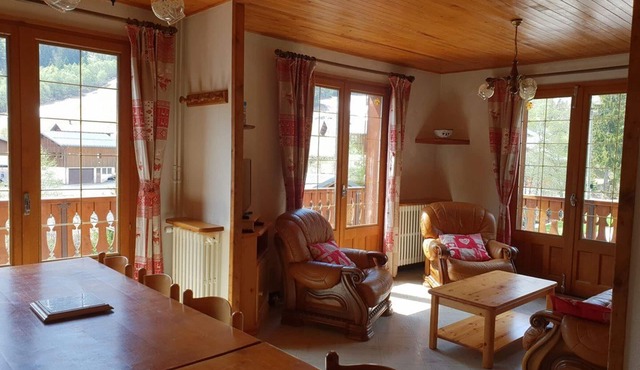 Family-Friendly Chalet, 4 Bedrooms, Sleeps 12, Ski-in/Ski-out, Stunning Mountain Views