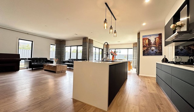Family-Friendly 5-Bedroom House - 1 minute to the highway to Snowy Mountain