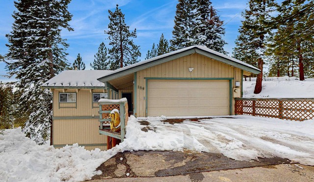 Family-friendly home with mountain views, pool table, fireplace, & spacious deck