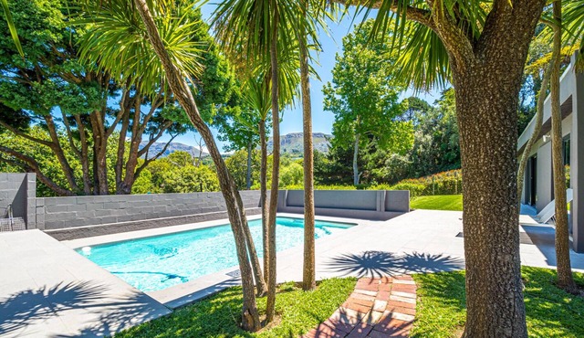Fantastic 4 bed villa, pool, mountain views and close to vineyards of Constantia