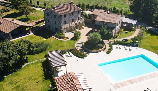 Fantastic Tuscan Villa, heated Pool large party room and professional kitchen.