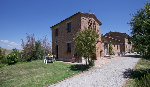 Farmhouse in Tuscany near Siena's Charm