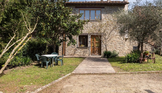 Farmhouse 'Agriturismo Il Ponte - Frantoio' with Mountain View, Private Garden and Wi-Fi