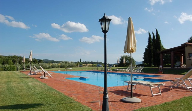 Farmhouse Between Florence and Arezzo, Colline Apartment, Garden, swimming pool, lake