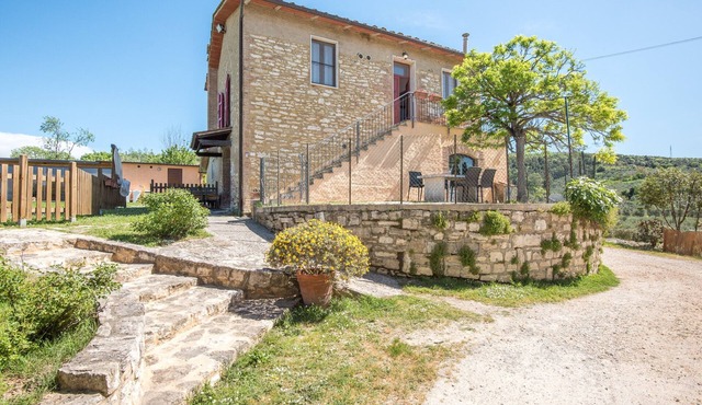 Farmhouse 'Podere Del Pereto Bio- 203' with Shared Pool, Private Garden and Wi-Fi