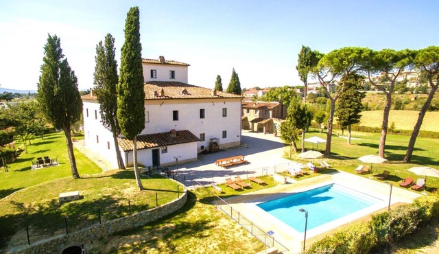 Farmhouse with swimming pool surrounded by greenery just 20 minutes from Arezzo