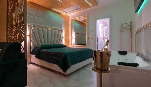 FASHION APARTMENT GOLD Bologna with JACUZZI & CAR GARAGE