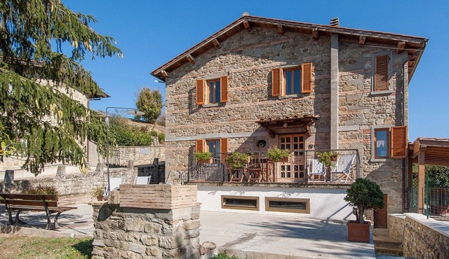 Fichtenhaus mit Schwimmbad zwischen Florenz und by Interhome