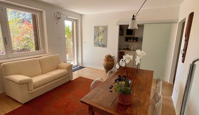 Finely furnished apartment in villa with independent entrance and garden