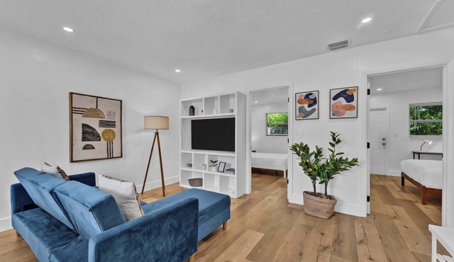 Flamingo Escape: Bright 2BR Near Riverside Beach