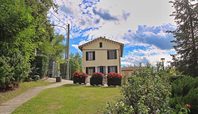 Flat in Piticchio with Scenic Views & Pool