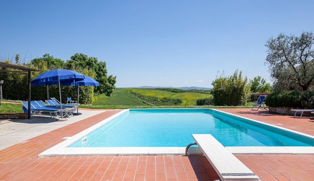 Flat with swimming pool and air conditioning