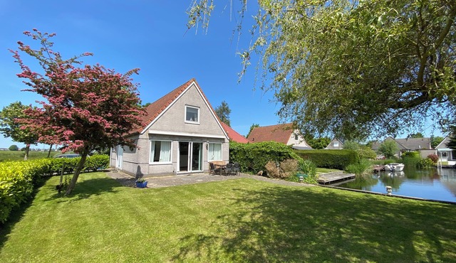 Friesenhuisje directly on the Ijsselmeer with three bedrooms for 6 people