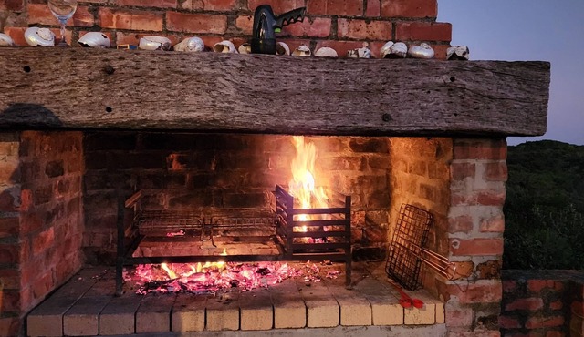 FULLY EQUIPPED SEA FRONT HOLIDAY HOUSE Ground floor Fireplace, Braai area