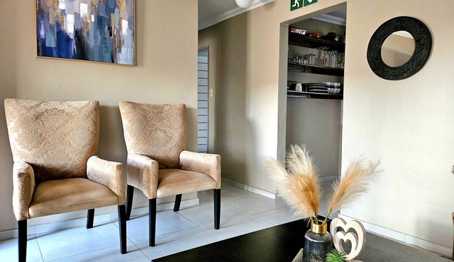 Fully equipped self-catering house. nTheeHost@1924 - Mahikeng/Mmabatho