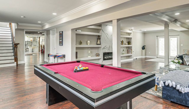 Game Room, Private Yard! Temple Hills Family Home