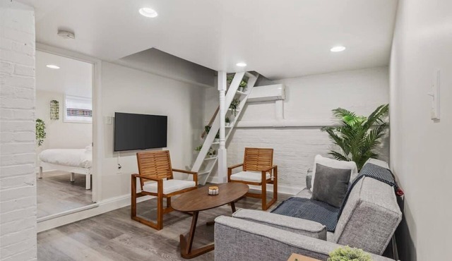 Garden-Level 2-BR Apt in Historic Petworth Home