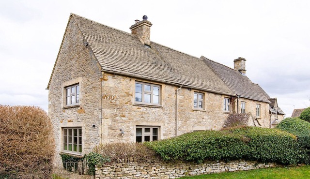 GARDENERS COTTAGE, pet friendly in Milton-Under-Wychwood