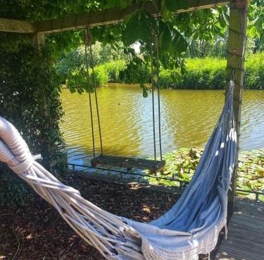 Gezellige Pipo met grote schommel aan het water en hottub