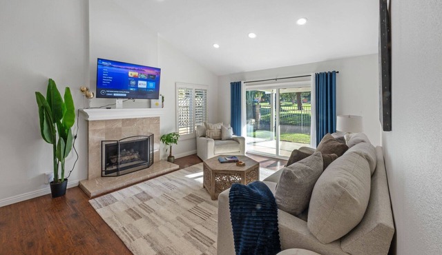 Golf course & Mountain View with Jacuzzi. Peaceful home. Family friendly.
