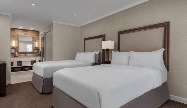 Golf in Napa Valley Resort! 3 Relaxing Suites, Onsite Golf Course, Free Parking!