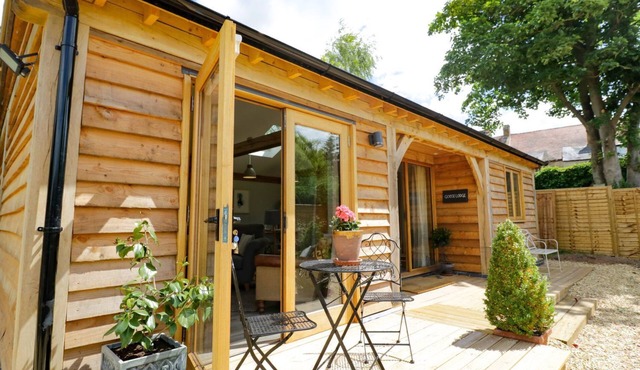 GOOSE LODGE, pet friendly, luxury holiday cottage in Halford