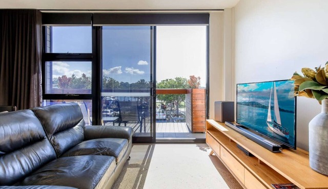 Gorgeous 2-Bed Apartment By Shops
