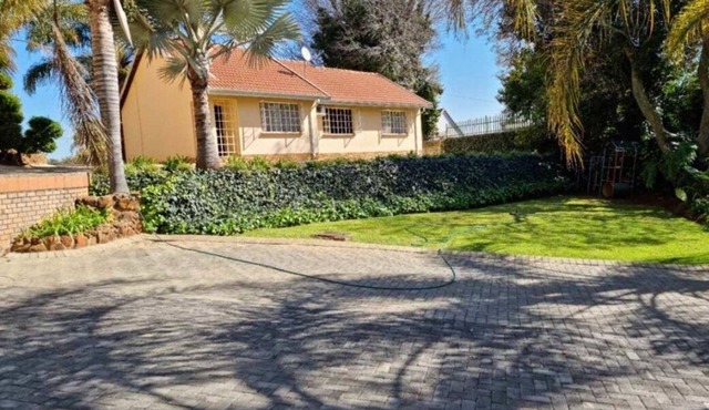 Gorgeous 3 bedrooms house in a very quiet residential area 4 mins from Sandton.
