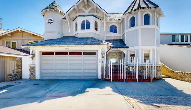 Gorgeous, beachfront family home with fantastic, furnished deck, & amazing views