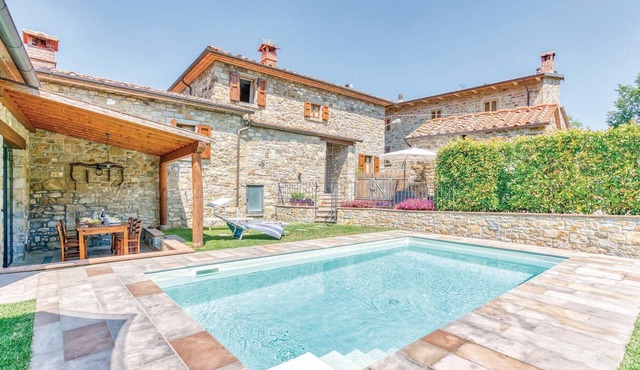 Gorgeous home in Chitignano -AR-