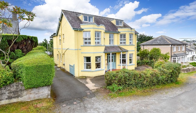 GORGEOUS SPACIOUS FAMILY HOUSE IN THE CENTRE OF ABERSOCH WITH BEACH HUT!