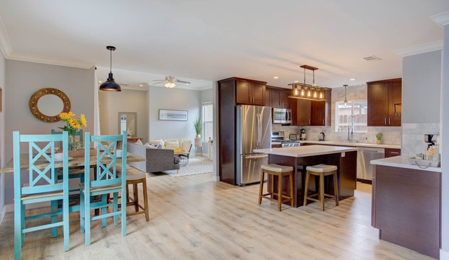 Gorgeous VACATION Home CENTRAL TO EVERYTHING 4bdr/3 full baths. Sleeps 8.
