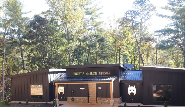 Gotham City Cabins! Secluded “Custom Modern Cabin” overlooking Private Pond.